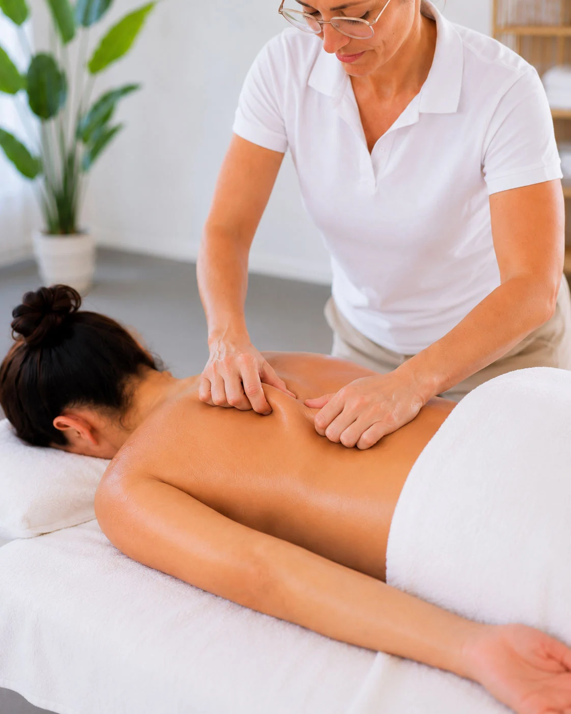Bindegewebsmassage an Rücken und Faszien im Massage Zentrum Glattbrugg
