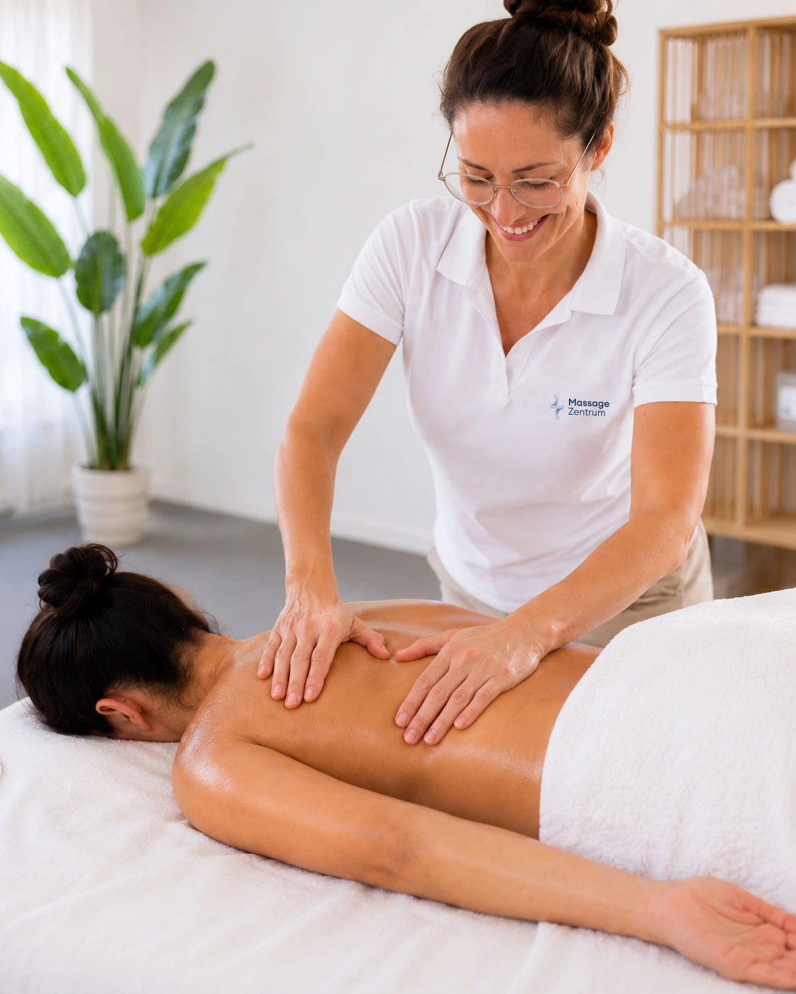 Gezielte therapeutische Massage bei muskulären Verspannungen im Massage Zentrum Glattbrugg